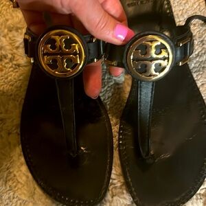 Tory Burch Cassia Black Leather + Gold Tory emblem Thong Sandal Size 10.5
